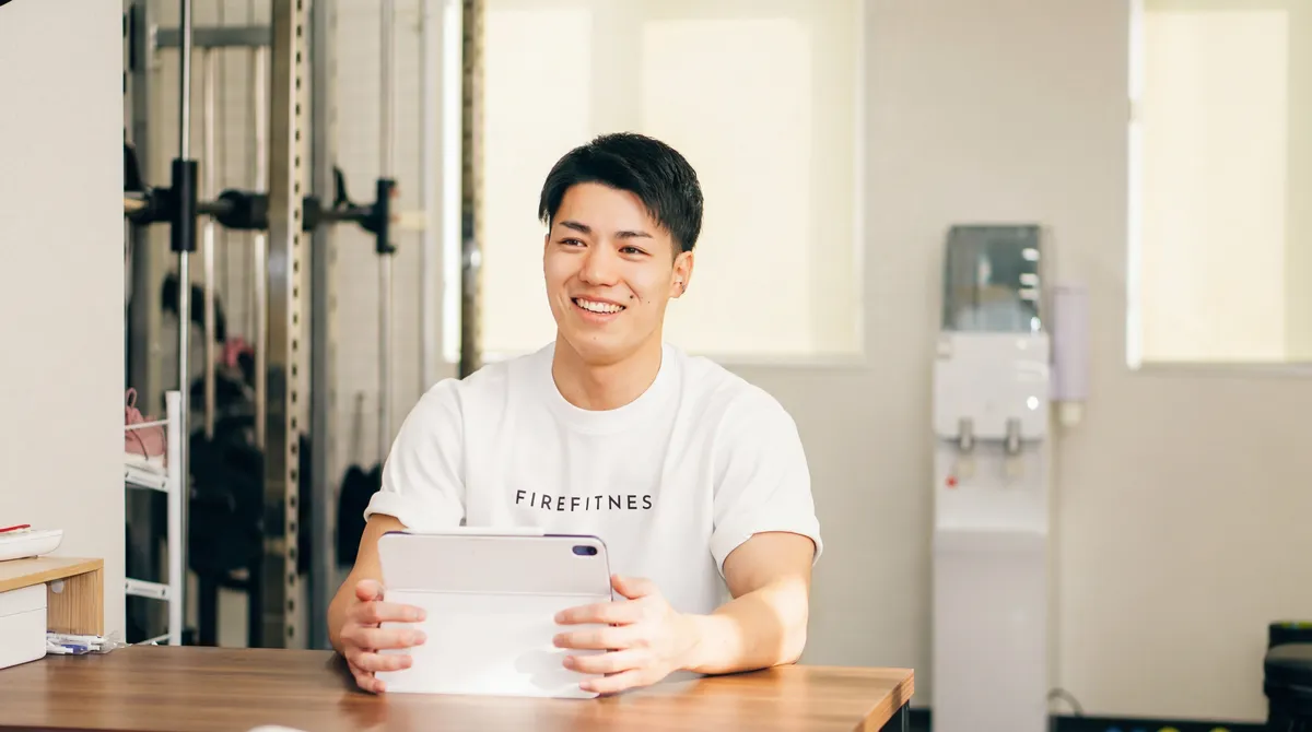 FIREFITNESSでカウンセリングを行う葛本トレーナー